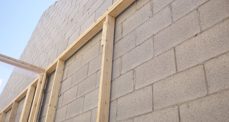 Esta pared de bloques de concreto tiene una estructura de madera adjunta.