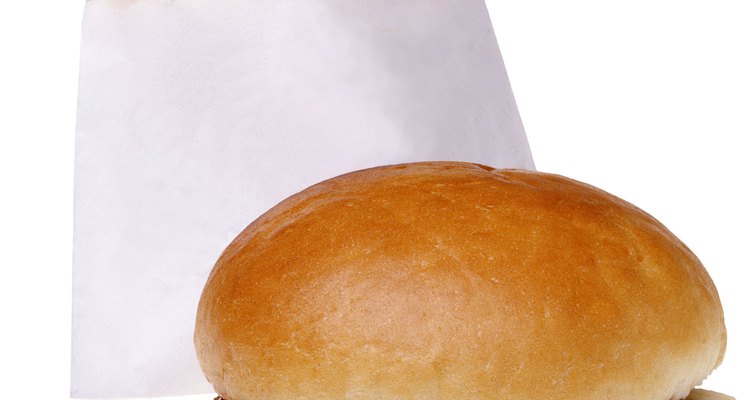 Los gerentes generales se aseguran de que sus restaurantes sirvan comida rápida de calidad consistente.