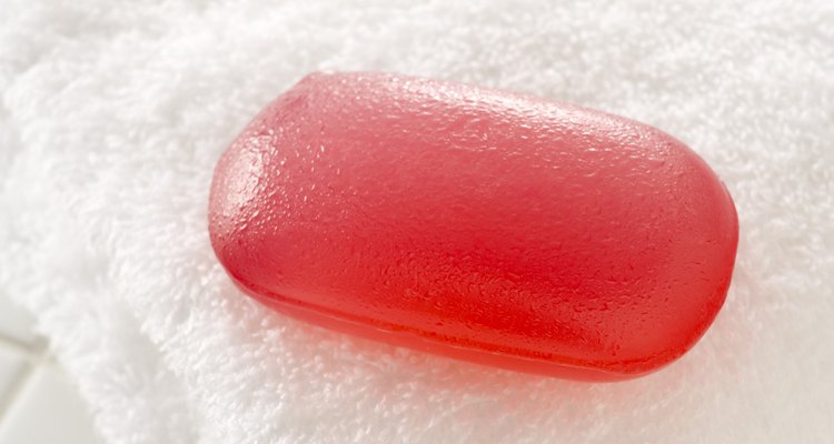 El jabón de glicerina ayuda a eliminar el esmalte de la piel.
