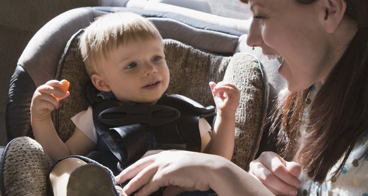 Hay varias maneras de mantener el asiento de tu bebé seco mientras aprende a usar la bacinica.