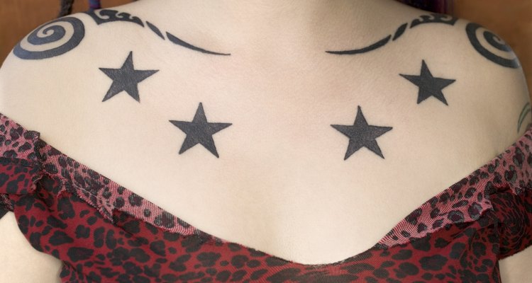 Mulher com uma tatuagem no peito