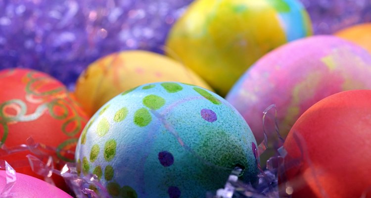 Decorar huevos de Pascua permite que participen todos y usen su propia creatividad.