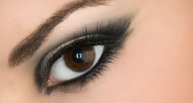 El mejor método para definir las cejas es usar tanto polvos como un lápiz.