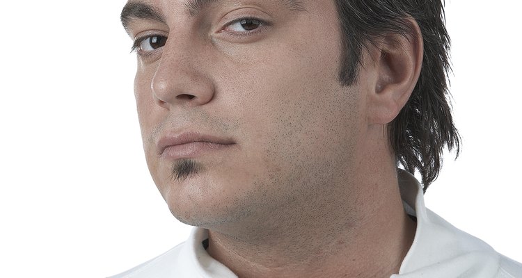 Mejora tu apariencia depilando y delineando tus cejas tu mismo.