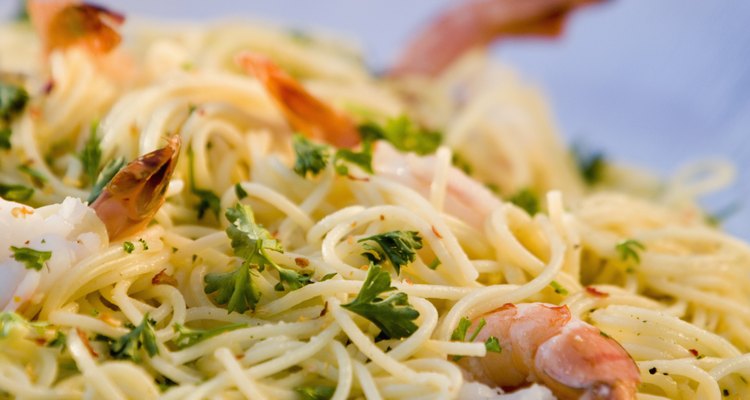 Cocina el camarón para hacer una salsa rápida para tu pasta.