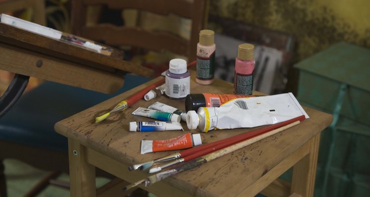 Puedes utilizar pintura comprada en una tienda artística sobre la que tienen tus paredes.