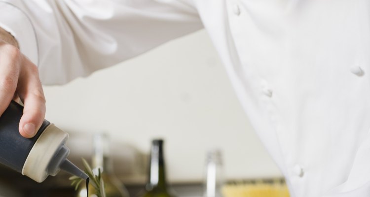 Agrega jerez para realzar el sabor del cerdo con una cocción lenta.