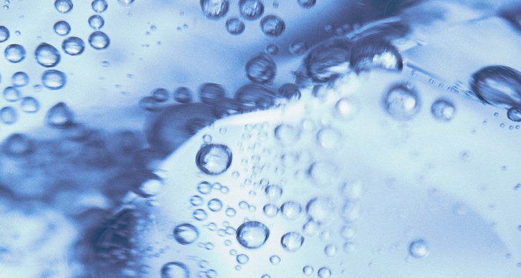 Preparar agua carbonatada es el proceso de disolver gas de dióxido de carbono en agua potable.