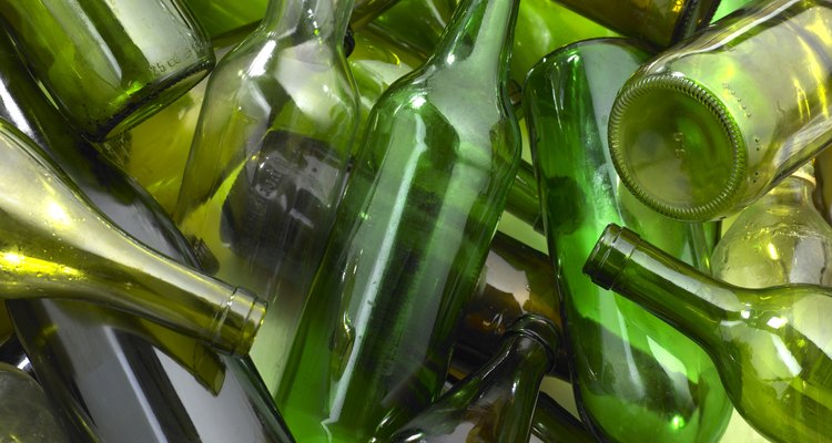 Usa esas hermosas botellas de vidrio verde en lugar de tirarlas a la basura.