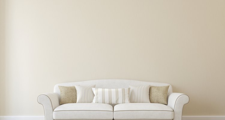 Si estás cansado de ver el mismo sofá que has visto por años, pero no está dentro de tu presupuesto comprar uno nuevo, puedes improvisar fácilmente.