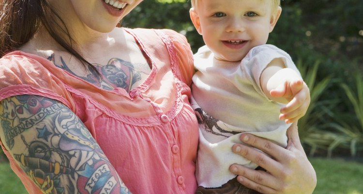 Dedicarle un tatuaje a tu hijo les recordará a los dos el amor que lo inspiró.