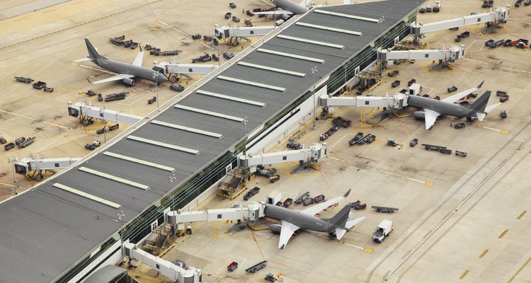 Los mecánicos, gasolineros y maleteros son trabajos realizados en la pista del aeropuerto.