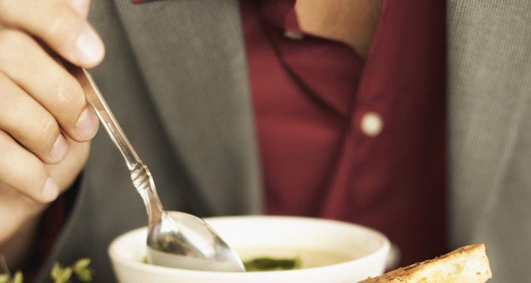 Para su uso culinario, corta las hojas de la planta y agrégalas picadas a las recetas que piden limón.