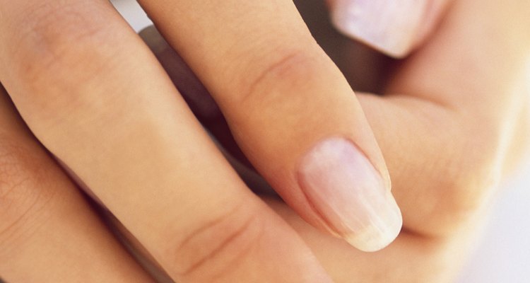 Unhas postiças são coladas às unhas naturais