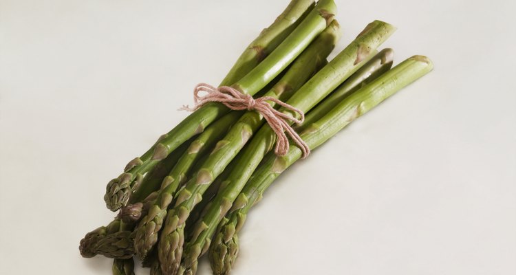 O aspargo é um vegetal versátil e saudável, que combina bem com uma grande variedade de alimentos
