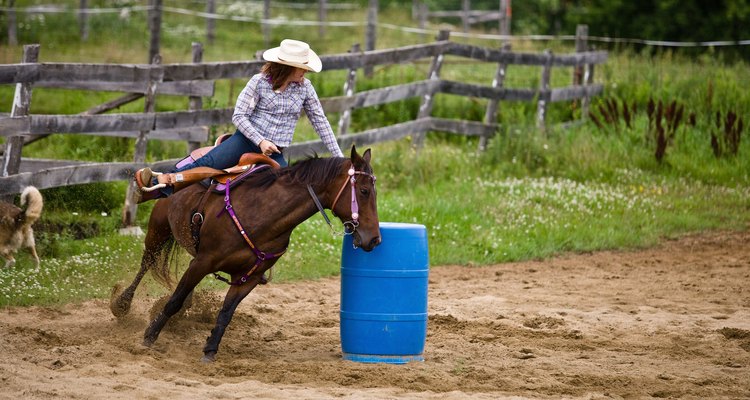 Ayudar a tu caballo a que mejore en la competencia de barriles puede ser un reto real.