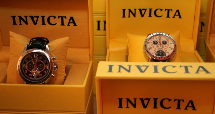 Relojes Invicta en cajas de exhibición.