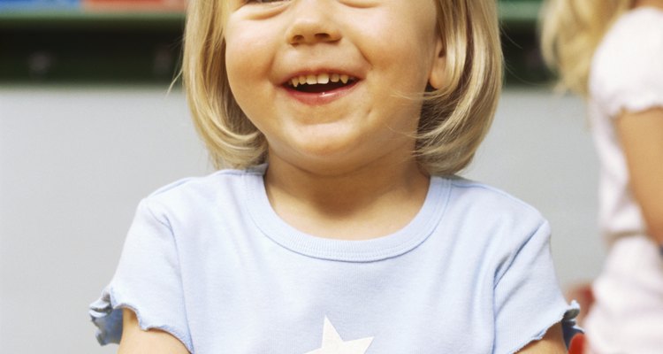 Los maestros de preescolar guían con cariño a los niños a explorar el mundo.