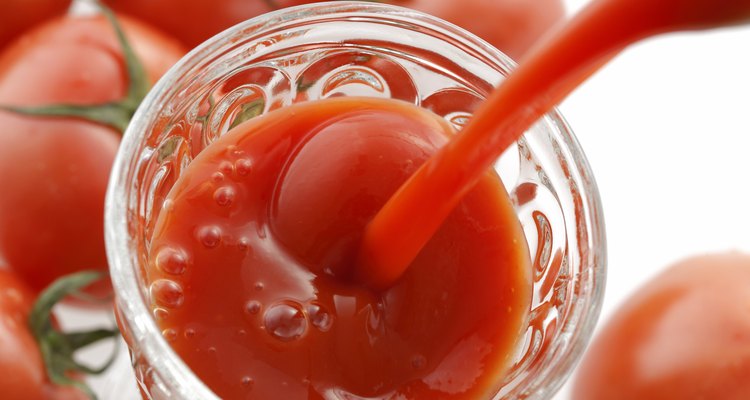 El jugo de tomate junto al de limón aclarará tus ojeras rápidamente.