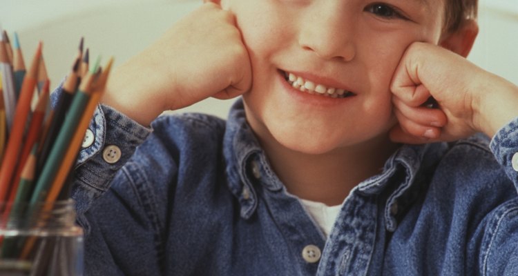 Demuestra cómo sostener un lápiz correctamente, dale el lápiz a tu hijo y pídele que haga lo mismo.