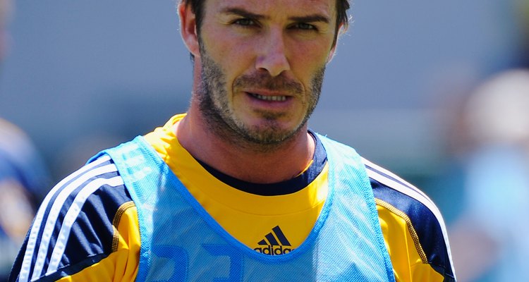 David Beckham ha lucido distintos peinados desde el estilo afeitado al uso de una banda para la cabeza (como se ve aquí).