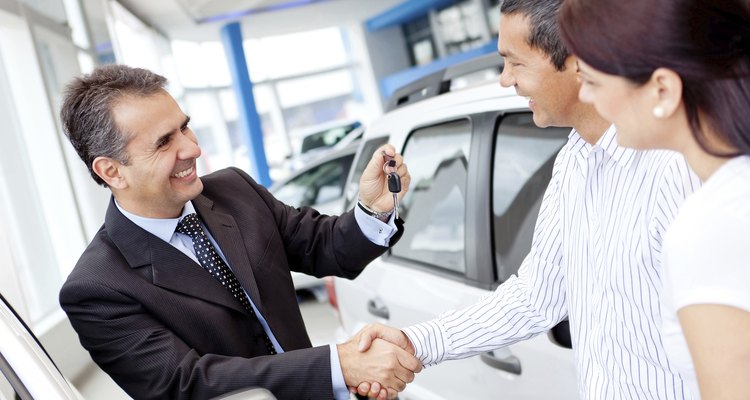 Un vendedor de automóviles nuevos podría ganar un monto fijo por cada venta.