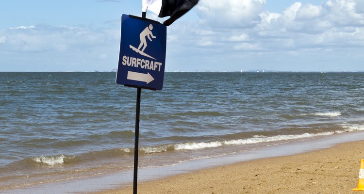 Una bandera de advertencia blanca y negra para los surfistas.