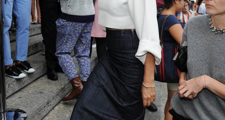 Use uma sandália de tiras de salto alto para ficar elegante