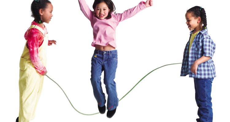 Los niños necesitan practicar para desarrollar habilidades motrices tanto finas como gruesas.
