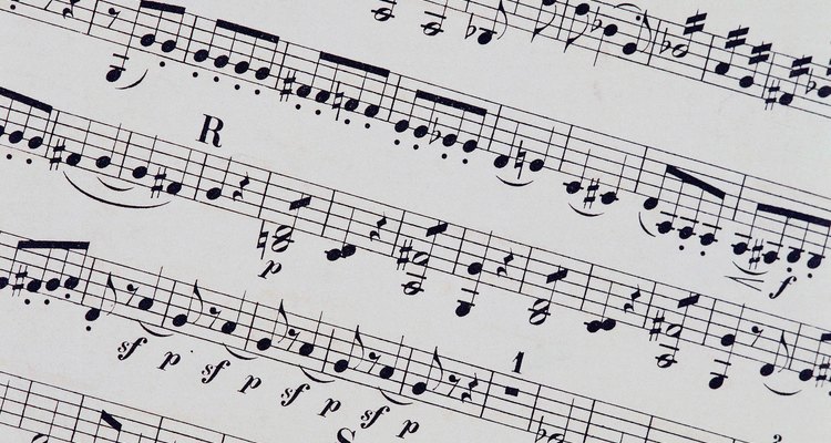 Essa partitura mostra sustenidos, bemóis e bequadros durante toda a música