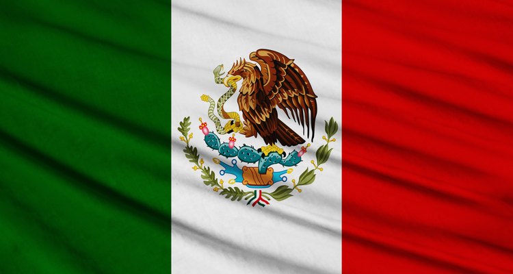 La bandera de México reconoce la historia del país, la religión y la herencia Azteca.