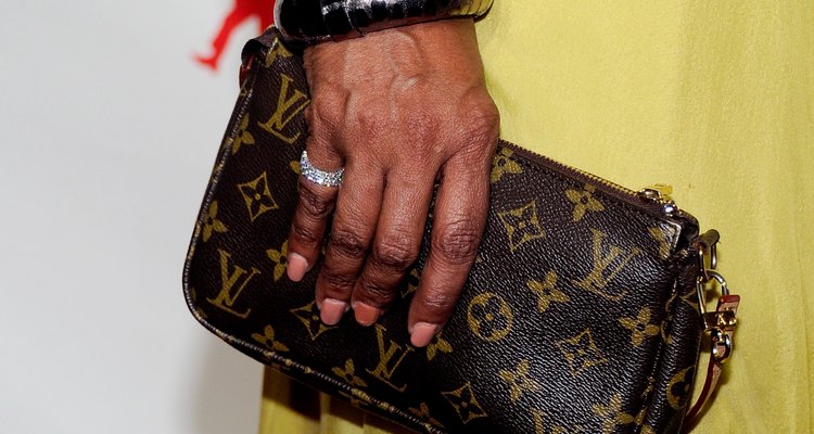 Los auténticos productos Louis Vuitton tienen el monograma LV de la firma y muestran los colores originales.