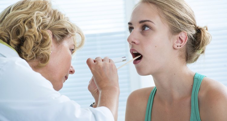 Se suspeitar que a dor de garganta foi causada por intolerância a glúten, consulte um médico