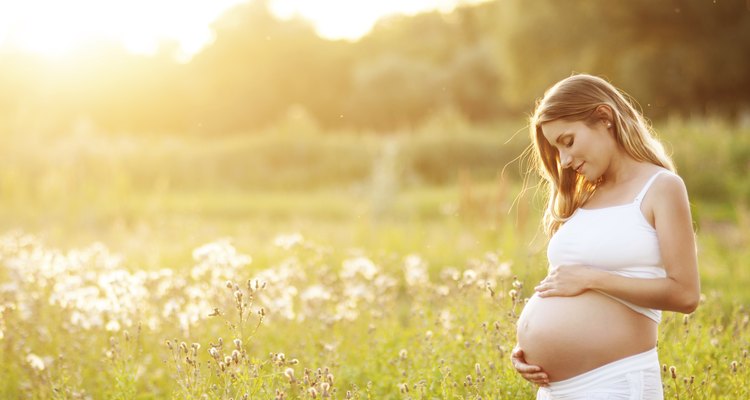 Es difícil que quedes embarazada si estás menstruando.