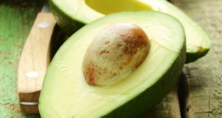 Faça uma máscara facial caseira de abacate