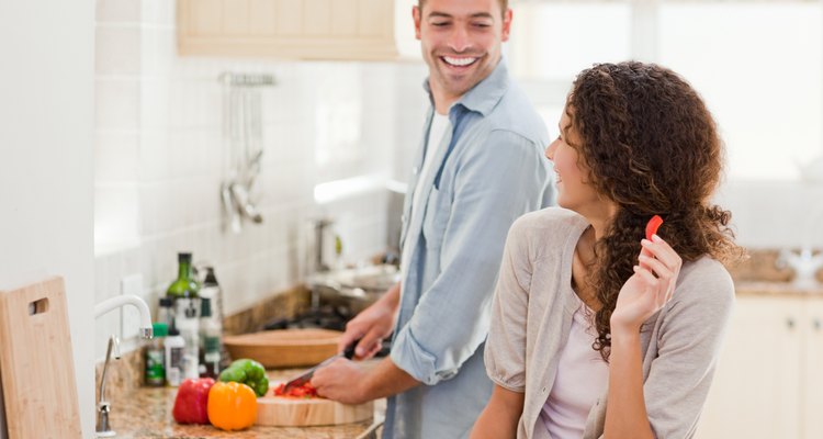 Casal cozinhando na cozinha