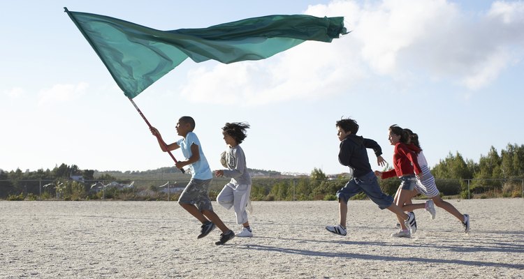 Corre por la playa para avivar su rutina de correr.