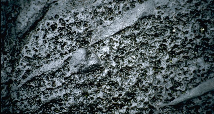 Las rocas de lava son porosas y recolectan la grasa del interior de las parrillas de gas, esto hace que sea necesario reemplazarlas de una temporada a otra.