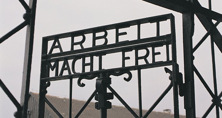 La escritura en las puertas de Auschwitz se traduce "el trabajo los hará libres".