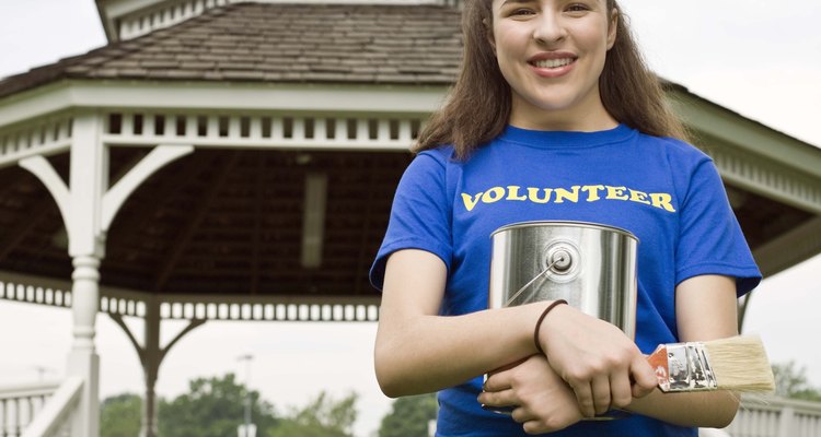 Ser voluntario en proyectos de la comunidad es una actividad satisfactoria para niños de 14 años.