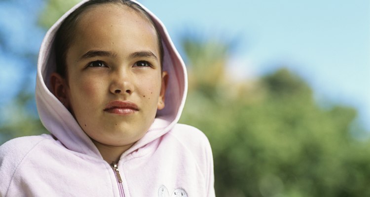Las prendas de vestir con capucha, como sudaderas, suéteres, chaquetas y abrigos pueden tener cordones y lazos que pueden ser peligrosos para tu niño.