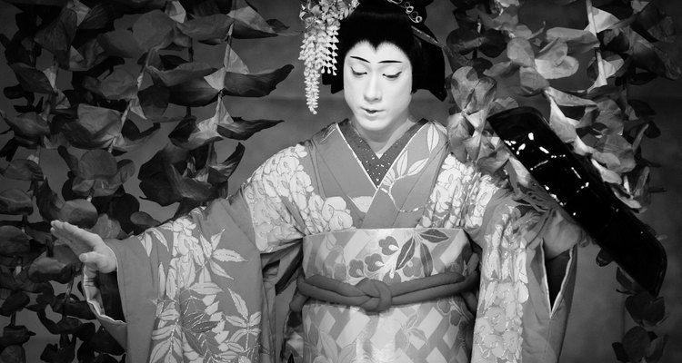 Los artistas del estilo Kabuki pintan sus caras en lugar de colocarse máscaras.