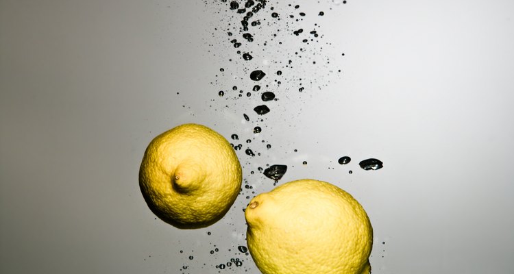 Extrae el ácido cítrico de un limón con hidróxido de calcio y ácido sulfúrico.