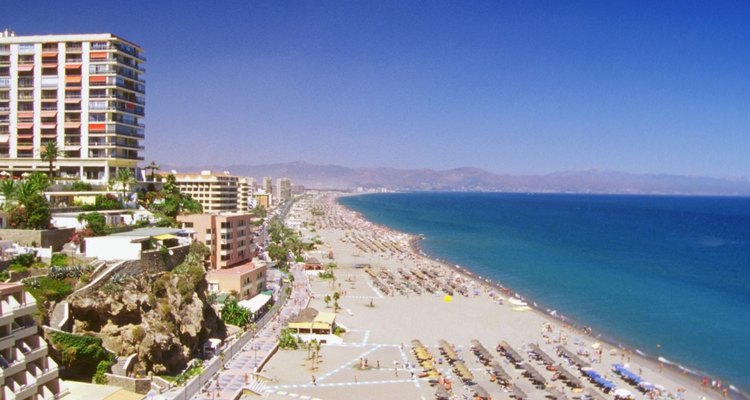 La playa Bajondillo es un lugar ideal para un baño relajante o hacer windsurf.