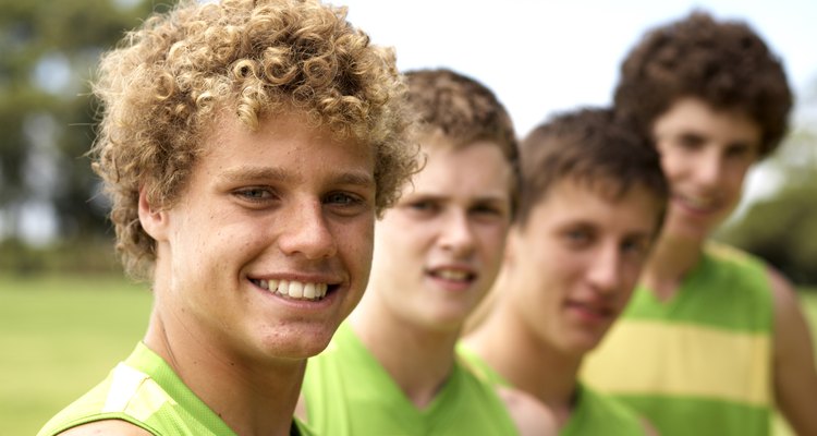 Los equipos de deportes son populares entre los adolescentes.