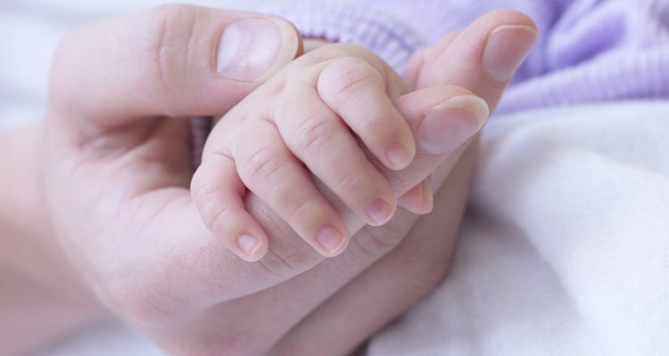 Cuide das unhas de um recém-nascido para evitar doenças