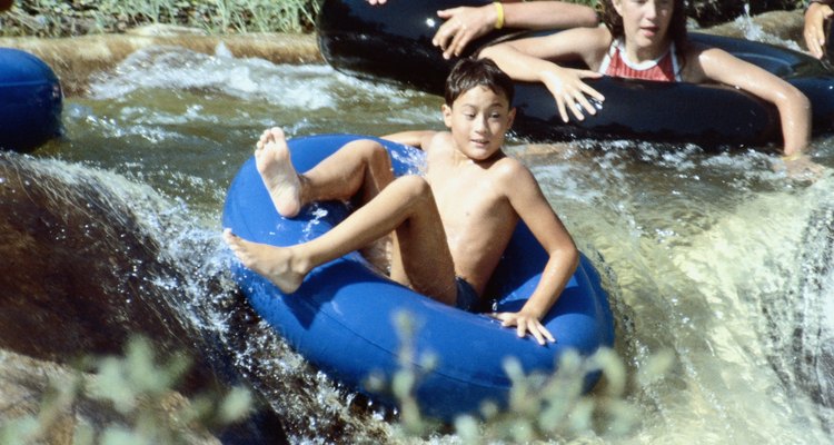 Lanzarse al agua en flotadores tubulares es divertido, pero puede ser peligroso también.