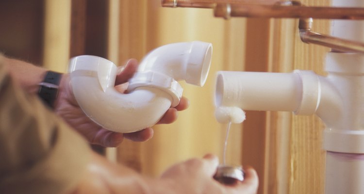 Un tubo de PVC se utiliza para drenar el agua en las tuberías del hogar, así como de las unidades de aire acondicionado.