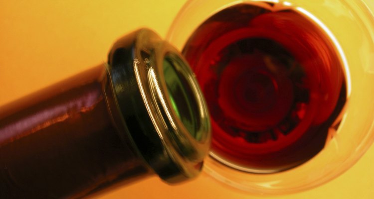 El vino de ciruela arena casero tarda un año o más en fermentarse y añejarse.