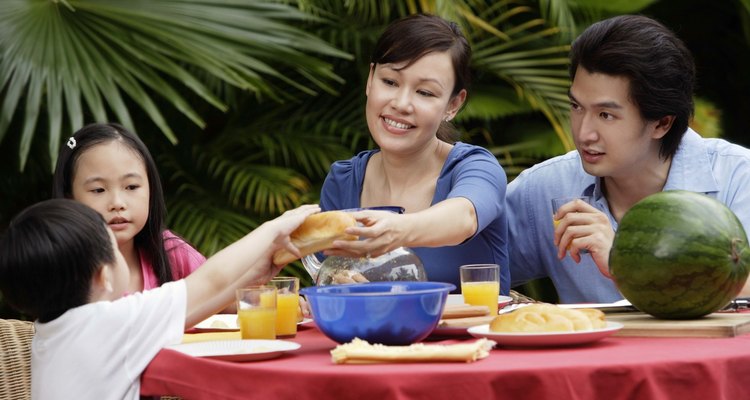 Un almuerzo informal requiere menos elementos decorativos que las comidas formales.